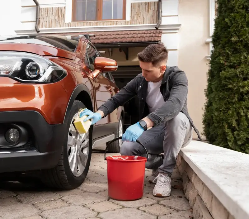Lavage auto à domicile Pouyastruc : professionnel intervenant sur un véhicule